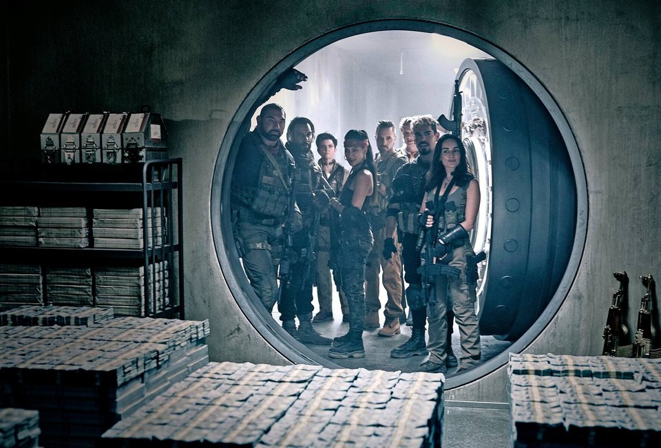 ARMY OF THE DEAD (L to R) DAVE BAUTISTA as SCOTT WARD, OMARI HARDWICK as VANDEROHE, TIG NOTARO as PETERS, SAMANTHA WIN as CHAMBERS, COLIN JONES as DAMON, MATTHIAS SCHWEIGHÃFER as DIETER, RAÃL CASTILLO as MICKEY GUZMAN, ANA DE LA REGUERA as CRUZ in ARMY OF THE DEAD. Cr. CLAY ENOS/NETFLIX Â© 2021
