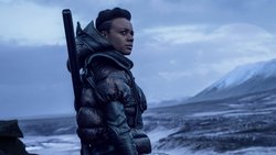 Kriegerin: Salvor Hardin (Leah Harvey) spürt, dass der Untergang naht.
