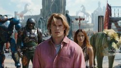 He-Man (Nicholas Galitzine, M.), Teena (Camila Mendes) und Co. treten gegen den bösen Skeletor an.