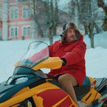 Fabian (Bastian Pastewka) sucht nach Fluchtmöglichkeiten, falls sein Coup Erfolg hat.