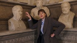 Philomena Cunk (Diane Morgan) bringt selbst die klugsten Köpfe zum Rauchen.