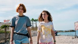 Weg von den Eltern: Valeska (l.) und Lena flanieren in der Sonne von Kreta.