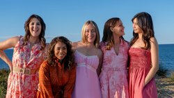 Ton in Ton: Brooke (D’Arcy Carden), Dru-Ann (Regina Hall), Tatum (Chloë Sevigny), Hollis (Jennifer Garner) und Gigi (Gemma Chan, v. l.).