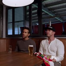 Im Norden von Wales: Ryan Reynolds (l.) und Rob McElhenney bei ihrem ersten Besuch bei Wrexham AFC.