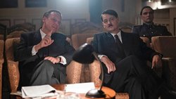 Nazi-Propagandist Joseph Goebbels (Robert Stadlober) gehörte zum engsten Machtkreis um Adolf Hitler (Fritz Karl, r.)