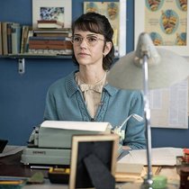 Werbetexterin Emmi Creola (Sarah Spale) schreibt für die von ihr kreierten Bossi-Hefte.