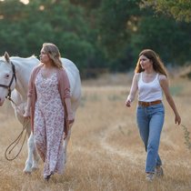 Mama Frankie (Merritt Wever) und Tochter Clare (Kathryn Hahn) in «Tiny Beautiful Things».