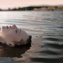 Befreiendes Bad: Am Wannsee streift Esty einen Teil ihrer Vergangenheit ab.