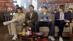 Landet in einem Berliner Schwulencafé: Hein z (Jan Josef Liefers, 2. v.  l.).