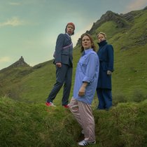 Die Jugendfreundinnen Dara, Soarsie und Robyn (v. l.) suchen nach Greta.