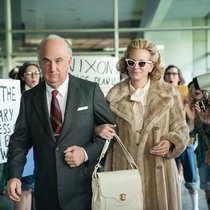 Martha Mitchell (Julia Roberts) bringt den ganzen Politskandal ins Rollen – teilweise inszeniert von ihrem Ehemann, Generalstaatsanwalt John Mitchell (Sean Penn).