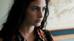 Chiara (Fotinì Peluso) hat die Macht der Drogen unterschätzt.