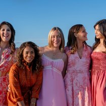 Ton in Ton: Brooke (D’Arcy Carden), Dru-Ann (Regina Hall), Tatum (Chloë Sevigny), Hollis (Jennifer Garner) und Gigi (Gemma Chan, v. l.).