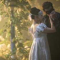 Die schöne Unbekannte (Yerin Ha) verdreht Benedict Bridgerton (Luke Thompson) den Kopf. 