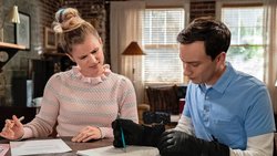 Unpraktisch: Zeichnen mit dicken Handschuhen will gelernt sein: Paige und Sam.