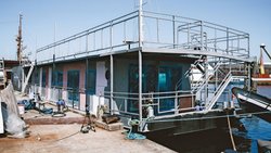 Vor Anker im Hamburger Hafen: Am Ende blieb kaum was vom ursprünglichen Boot übrig.