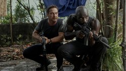 Pilot Brodie (Gerard Butler) und Louis (Mike Colter) wehren sich gegen philippinische Rebellen.