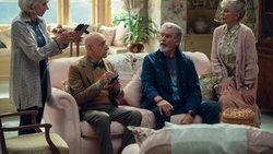 Sind schon voll drin im Fall: Helen Mirren, Ben Kingsley, Pierce Brosnan und Celia Imrie (v. l.).