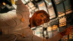 Biologe Grace (Ryan Gosling) findet sich unverhofft allein in einem Raumschiff.