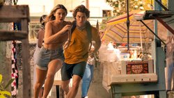 Auf der Flucht:  Sarah (Madelyn Cline) & John B. (Chase Stokes) stranden auf den Bahamas.
