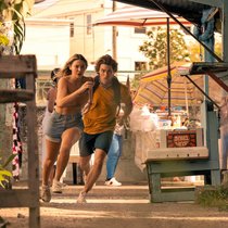 Auf der Flucht:  Sarah (Madelyn Cline) & John B. (Chase Stokes) stranden auf den Bahamas.