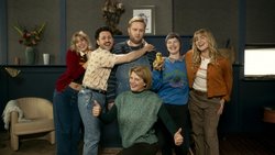 Eine schrecklliche Familie: Karo, Johnny, Toni, Nancy (vorne), Charly mit Babyente Tupac und Kaia (v. l.).