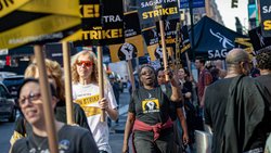 Auch in New York gingen die Schauspieler und Schauspielerinnen auf die Strasse: für mehr Geld und klare Regeln bei KI-Einsatz.