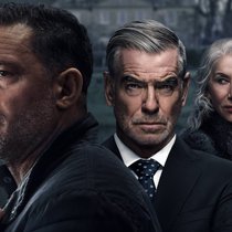 Harry (Tom Hardy, l.) haut die Harrigans raus (Pierce Brosnan, Helen Mirren).