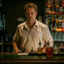 Jeder Griff musste sitzen: Sven Schelker als blinder Barkeeper.