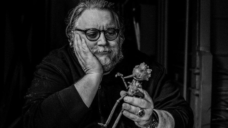 Der mexikanische Regisseur Guillermo del Toro mit seinem Pinocchio.