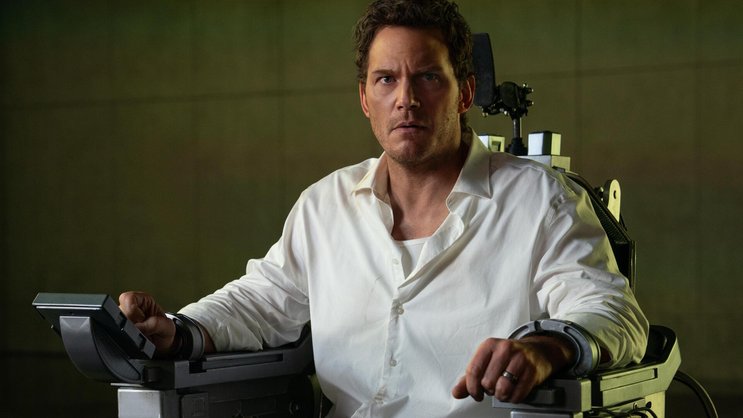 Polizist Chris (Chris Pratt) sitzt als Angeklagter einer KI-Richterin gegenüber.