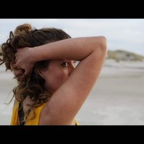Die schöne Helena (Alice Dwyer) verfolgt finstere Ziele.