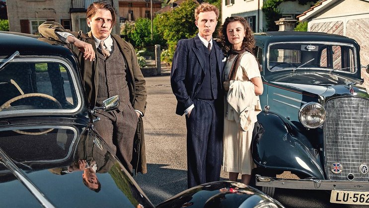 Die Schweiz nach dem Zweiten Weltkrieg: Dimitri Stapfer als Egon Leutenegger, Max Hubacher als Johann Leutenegger und Annina Walt als Klara Leutenegger-Tobler in der Serie «Frieden».