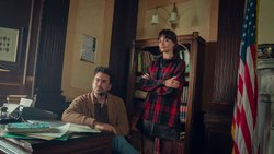 Thomas (Dan Levy) und Maeve (Emma Mackey) in der finalen 4. Staffel von «Sex Education».