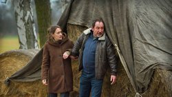 Hauptkommissar Fichte (Thorsten Merten) versteckt Fina Jurisch (Mercedes Müller).