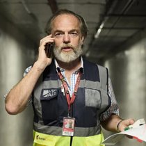 Guten Draht zum Herrgott: Flughafenseelsorger Tobias Wallace (Hugo Weaving). 