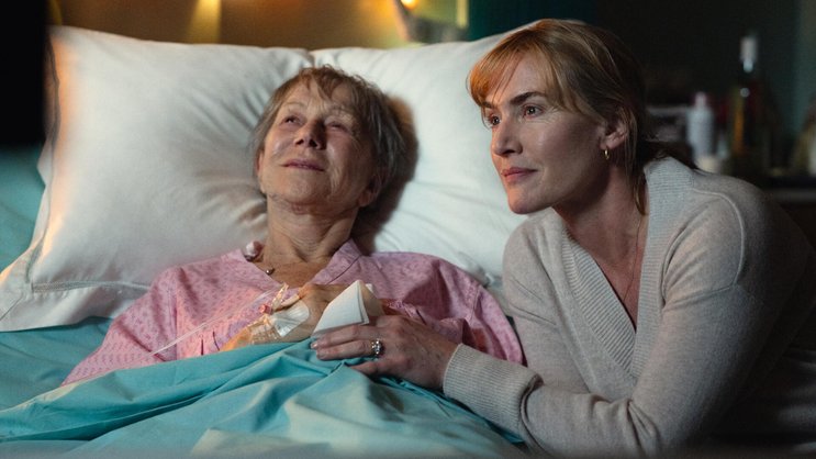 Mutter und Tochter (Helen Mirren, Kate Winslet) nutzen die ver­bleibende Zeit.