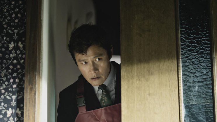 Ma-su (Lee Byung-hun) wird entlassen und fühlt sich gedemütigt.