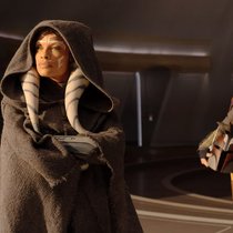 Ahsoka Tano (Rosario Dawson, l.) und Sabine Wren (Natasha Liu Bordizzo) in der neuen «Star Wars»-Serie «Ahsoka».