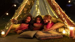 Die familiäre Idylle täuscht: Anna und Paul mit Tochter Mica (M.).  