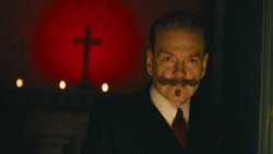 Meisterdetektiv Poirot (Kenneth Branagh) nimmt an einer tödlichen Séance teil.