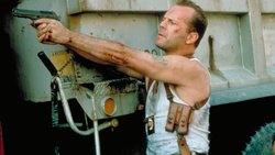 Stets im Feinripp-Unterhemd mit Knarre: Bruce Willis als John McClane.