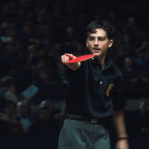 Euch zeig ich’s! Marty (Timothée Chalamet) beim Tischtennisturnier.