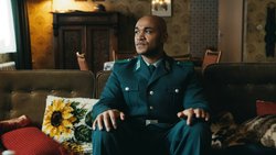 Erlebt stürmische Zeiten: Samuel Njankouo Meffire (Malick Bauer).