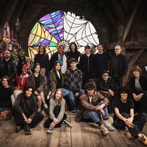 Am Set von «Wednesday» (v.l.): Georgie Farmer, Victor Dorobantu, Luyanda Unati Lewis-Nayo, Joy Sunday, Owen Painter, Emma Myers, Billie Piper, Jenna Ortega, Evie Templeton, Luis Guzman, Isaac Ordonez, Catherine Zeta-Jones, Alfred Gough, Noah Taylor, Miles Millar, Tim Burton, Steve Buscemi, Moosa Mostafa und Hunter Doohan.