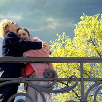 Luna lebt! Doch Flos (Katja Riemann, l.) Glück ist nur von kurzer Dauer.