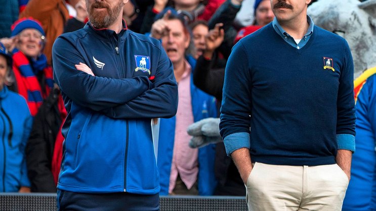 Ohne Plan, aber mit viel Herz: Ted Lasso (r.) mit seiner rechten Hand Coach Beard.