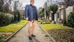 Erholt sich auf dem Friedhof Sihlfeld von den «Bestatter»- Dreharbeiten: Mike Müller.