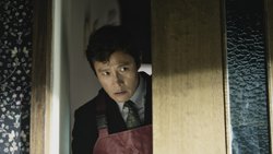Ma-su (Lee Byung-hun) wird entlassen und fühlt sich gedemütigt.