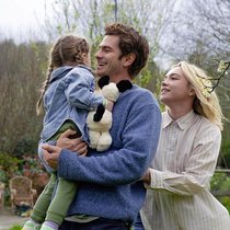 Da ist die Welt noch heil: Tobias (Andrew Garfield) und Almut (Florence Pugh) mit Kind.